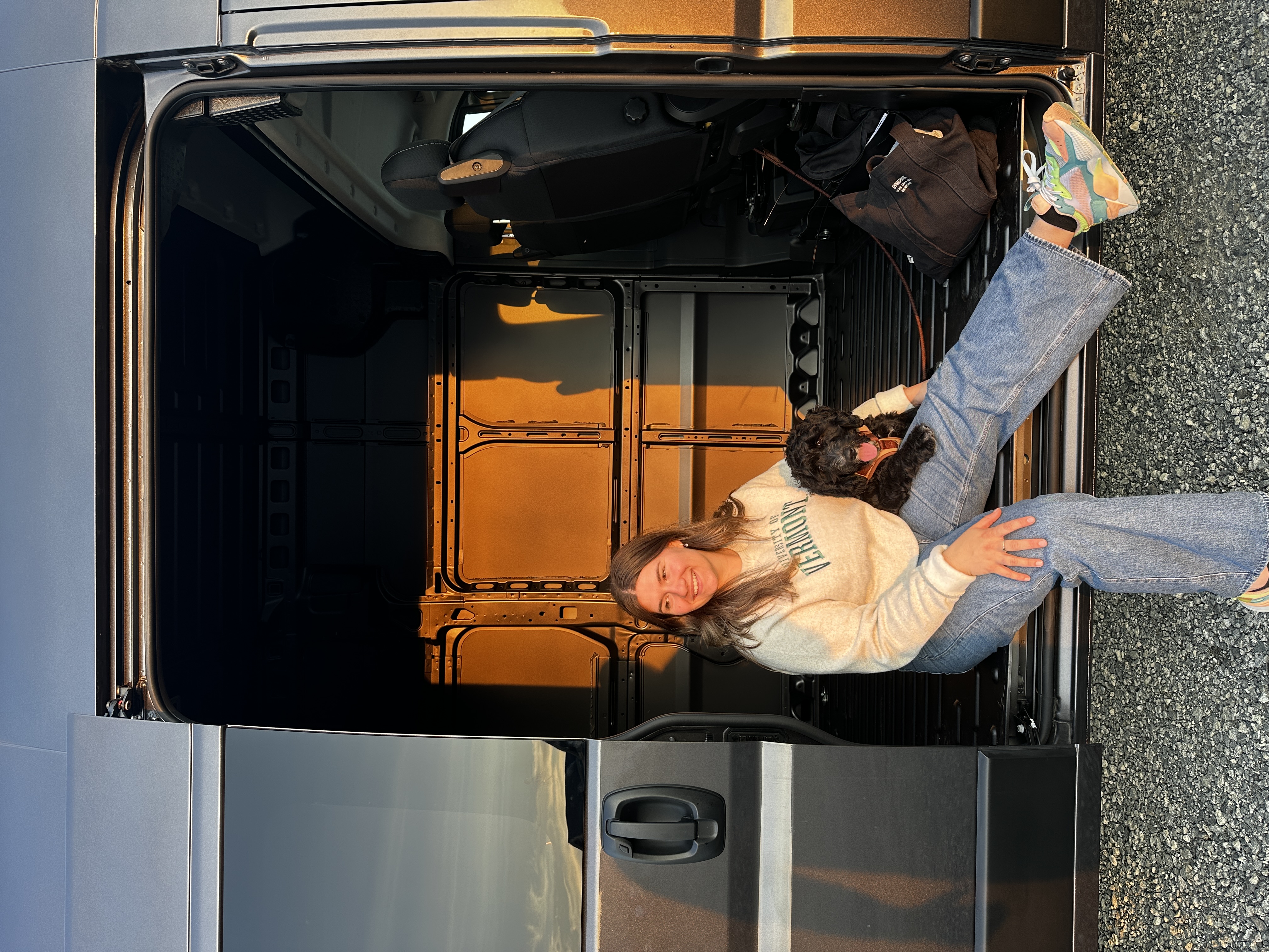 Billie Lapointe en van avec son chien